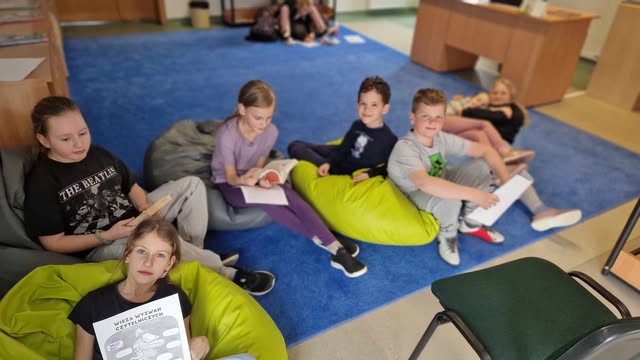 Uczniowie w bibliotece Uczniowie w bibliotece
